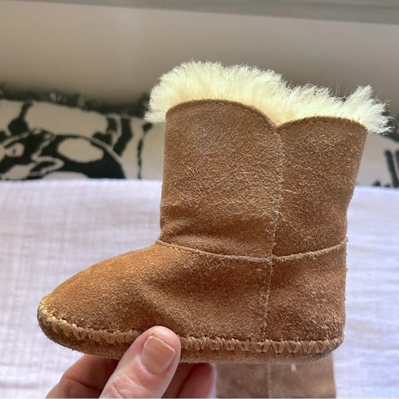UGG Chestnut Sheepskin Lined Suede Baby Booties Size 2/3 Baby - Picture 4 of 12